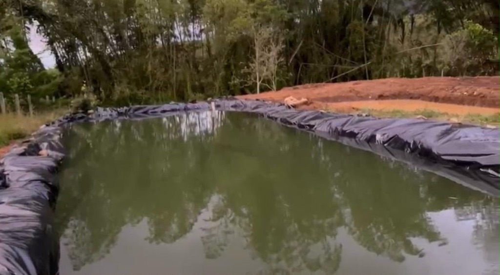 Lago terminado de la piscícola rodeado de naturaleza